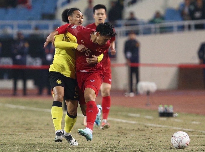 Văn Hậu phạm lỗi thô bạo, HLV Park Hang-seo cự cãi trọng tài - Ảnh 2.