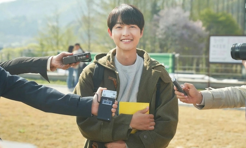 Nhan sắc đỉnh cao của Song Joong Ki trong các phim ăn khách nhất - Ảnh 2. Nhan sắc đỉnh cao của Song Joong Ki trong các phim ăn khách nhất - Ảnh 2.