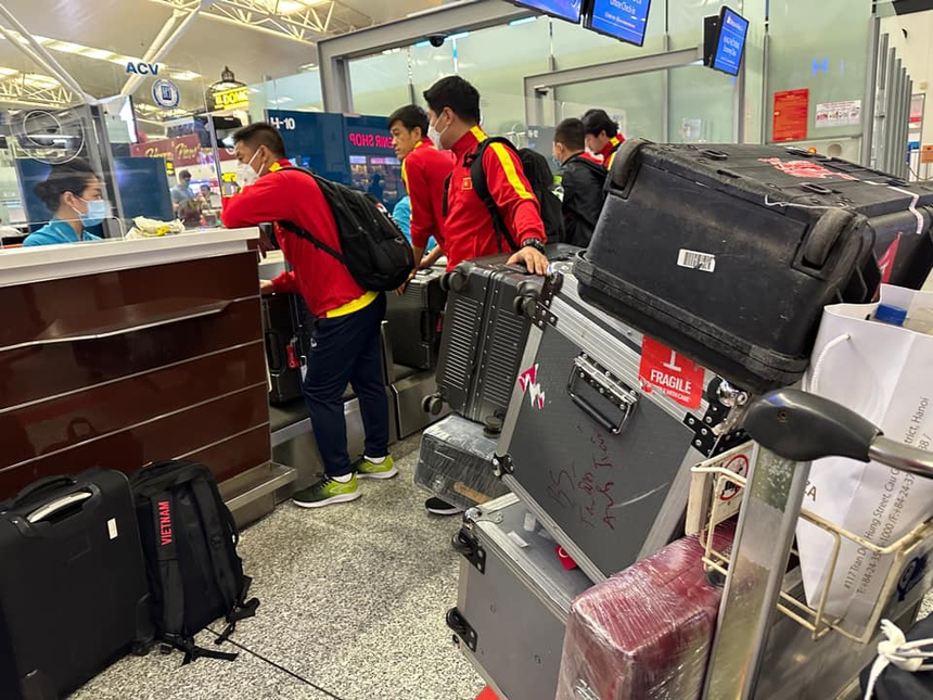 Tin nóng AFF Cup ngày 28/12: Tuyển Việt Nam sang Singapore, thẻ đỏ của Văn Toàn là bài học - Ảnh 1. Tin nóng AFF Cup ngày 28/12: Tuyển Việt Nam sang Singapore, thẻ đỏ của Văn Toàn là bài học - Ảnh 1.