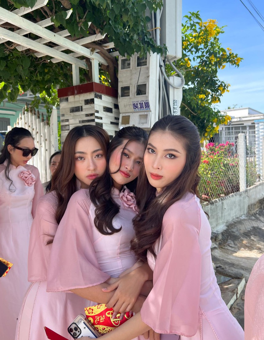 Thiên Ân và Lương Thùy Linh có biểu cảm 'lạ' khi chụp ảnh cùng Á hậu Ngọc Thảo - Ảnh 4. Thiên Ân và Lương Thùy Linh có biểu cảm 'lạ' khi chụp ảnh cùng Á hậu Ngọc Thảo - Ảnh 4.