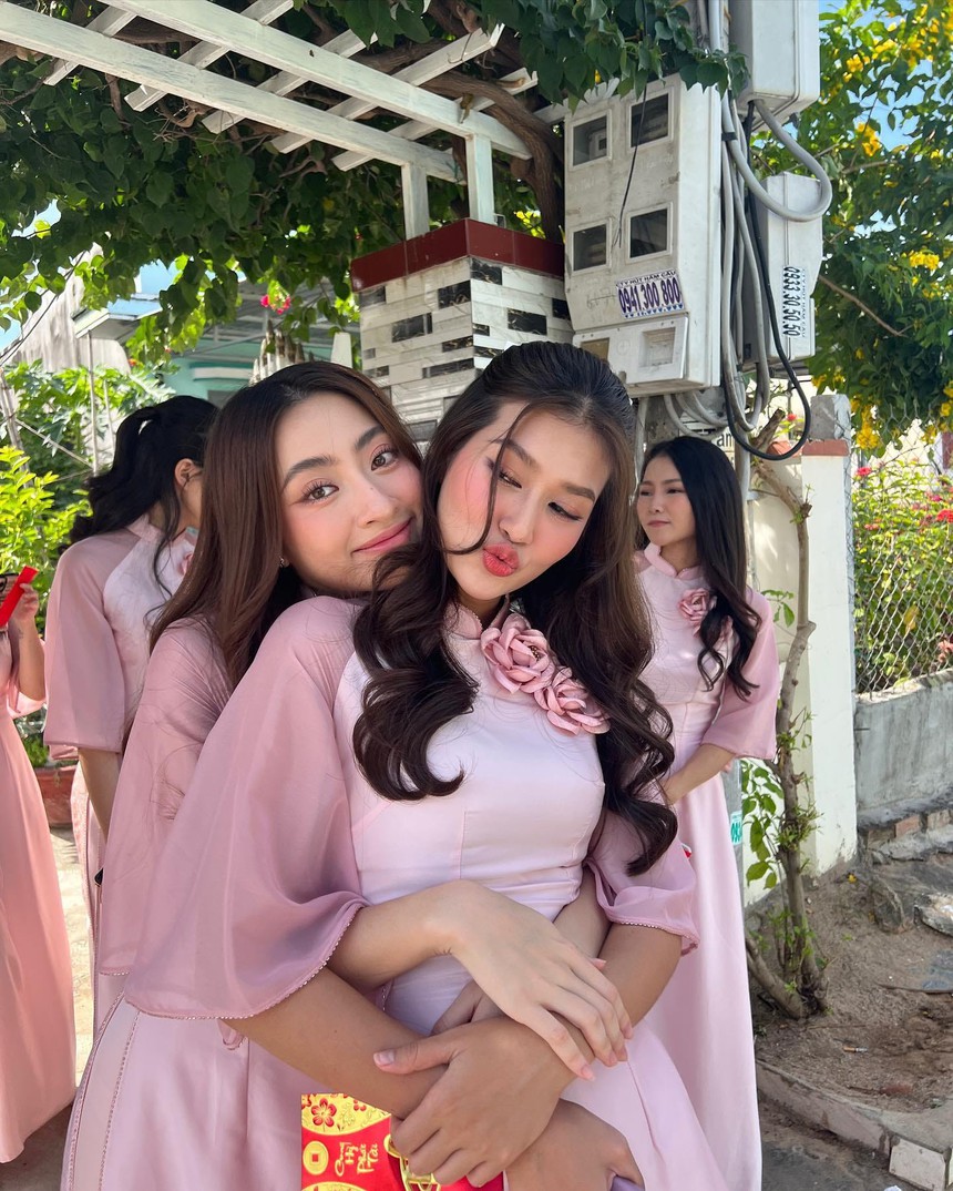 Thiên Ân và Lương Thùy Linh có biểu cảm 'lạ' khi chụp ảnh cùng Á hậu Ngọc Thảo - Ảnh 2. Thiên Ân và Lương Thùy Linh có biểu cảm 'lạ' khi chụp ảnh cùng Á hậu Ngọc Thảo - Ảnh 2.