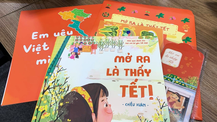 "Mở ra là thấy Tết" - Set sách cực đáng yêu, tràn ngập hương vị hoa đào, bánh chưng mà cha mẹ có thể tặng con dịp Tết này - Ảnh 3.