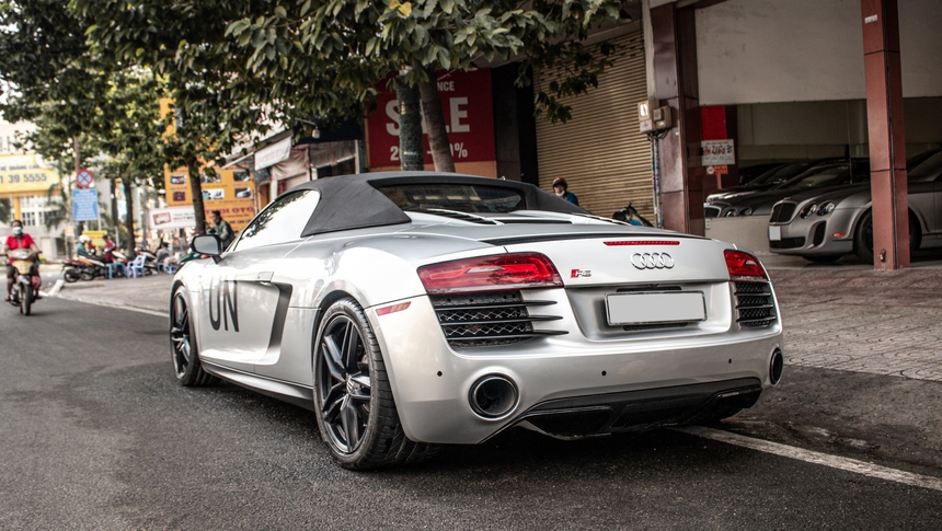 Ông Đặng Lê Nguyên Vũ tự tay cầm lái Audi R8 V10 Spyder độc nhất Việt Nam xuống phố - Ảnh 6. Ông Đặng Lê Nguyên Vũ tự tay cầm lái Audi R8 V10 Spyder độc nhất Việt Nam xuống phố - Ảnh 6.