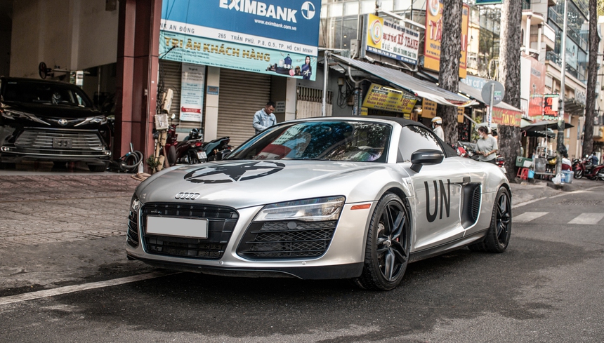 Ông Đặng Lê Nguyên Vũ tự tay cầm lái Audi R8 V10 Spyder độc nhất Việt Nam xuống phố - Ảnh 2. Ông Đặng Lê Nguyên Vũ tự tay cầm lái Audi R8 V10 Spyder độc nhất Việt Nam xuống phố - Ảnh 2.
