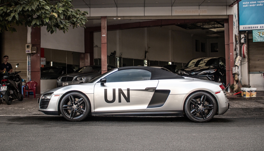 Ông Đặng Lê Nguyên Vũ tự tay cầm lái Audi R8 V10 Spyder độc nhất Việt Nam xuống phố - Ảnh 4. Ông Đặng Lê Nguyên Vũ tự tay cầm lái Audi R8 V10 Spyder độc nhất Việt Nam xuống phố - Ảnh 4.