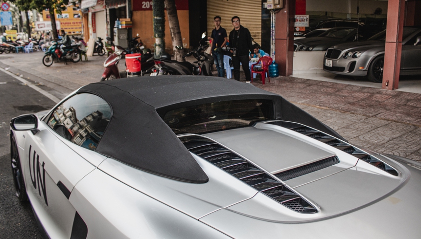 Ông Đặng Lê Nguyên Vũ tự tay cầm lái Audi R8 V10 Spyder độc nhất Việt Nam xuống phố - Ảnh 5. Ông Đặng Lê Nguyên Vũ tự tay cầm lái Audi R8 V10 Spyder độc nhất Việt Nam xuống phố - Ảnh 5.