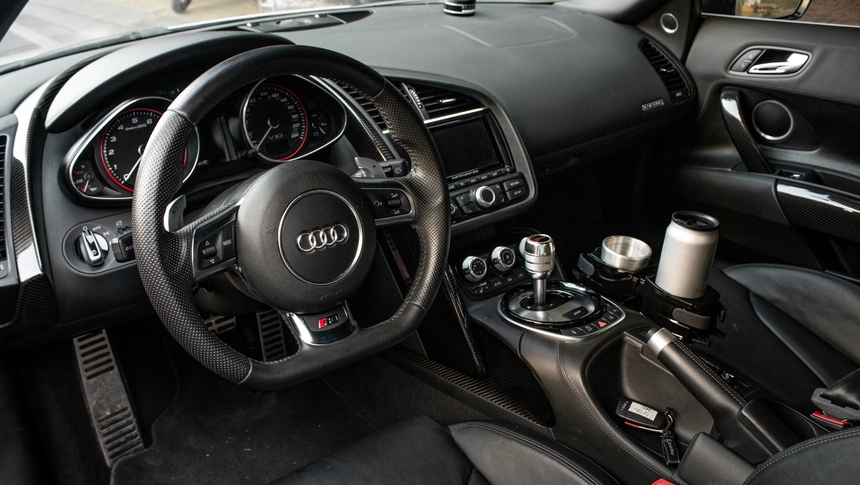 Ông Đặng Lê Nguyên Vũ tự tay cầm lái Audi R8 V10 Spyder độc nhất Việt Nam xuống phố - Ảnh 7. Ông Đặng Lê Nguyên Vũ tự tay cầm lái Audi R8 V10 Spyder độc nhất Việt Nam xuống phố - Ảnh 7.