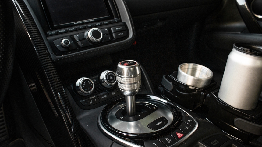 Ông Đặng Lê Nguyên Vũ tự tay cầm lái Audi R8 V10 Spyder độc nhất Việt Nam xuống phố - Ảnh 10. Ông Đặng Lê Nguyên Vũ tự tay cầm lái Audi R8 V10 Spyder độc nhất Việt Nam xuống phố - Ảnh 10.