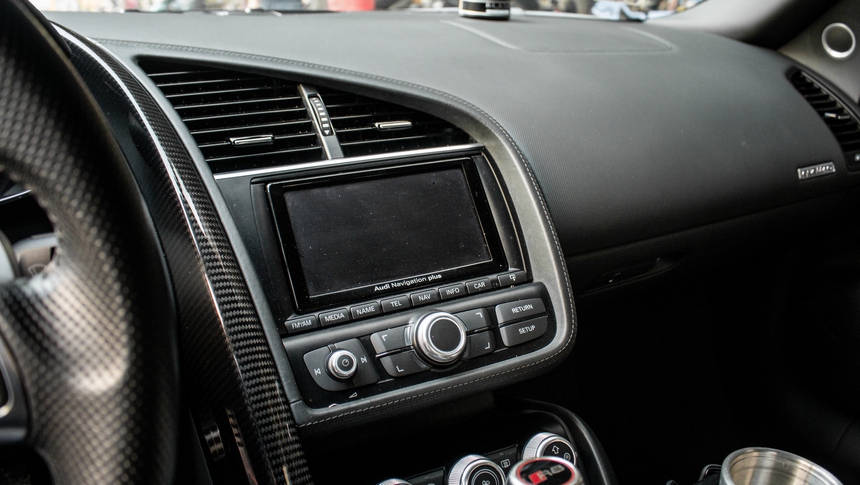 Ông Đặng Lê Nguyên Vũ tự tay cầm lái Audi R8 V10 Spyder độc nhất Việt Nam xuống phố - Ảnh 9. Ông Đặng Lê Nguyên Vũ tự tay cầm lái Audi R8 V10 Spyder độc nhất Việt Nam xuống phố - Ảnh 9.