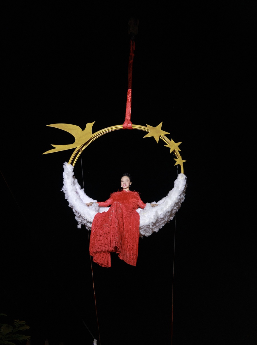 Angela Phương Trinh lần đầu xuất hiện cùng con gái nuôi, gây thót tim với màn đu cần cẩu xuống thảm đỏ - Ảnh 1. Angela Phương Trinh lần đầu xuất hiện cùng con gái nuôi, gây thót tim với màn đu cần cẩu xuống thảm đỏ - Ảnh 1.