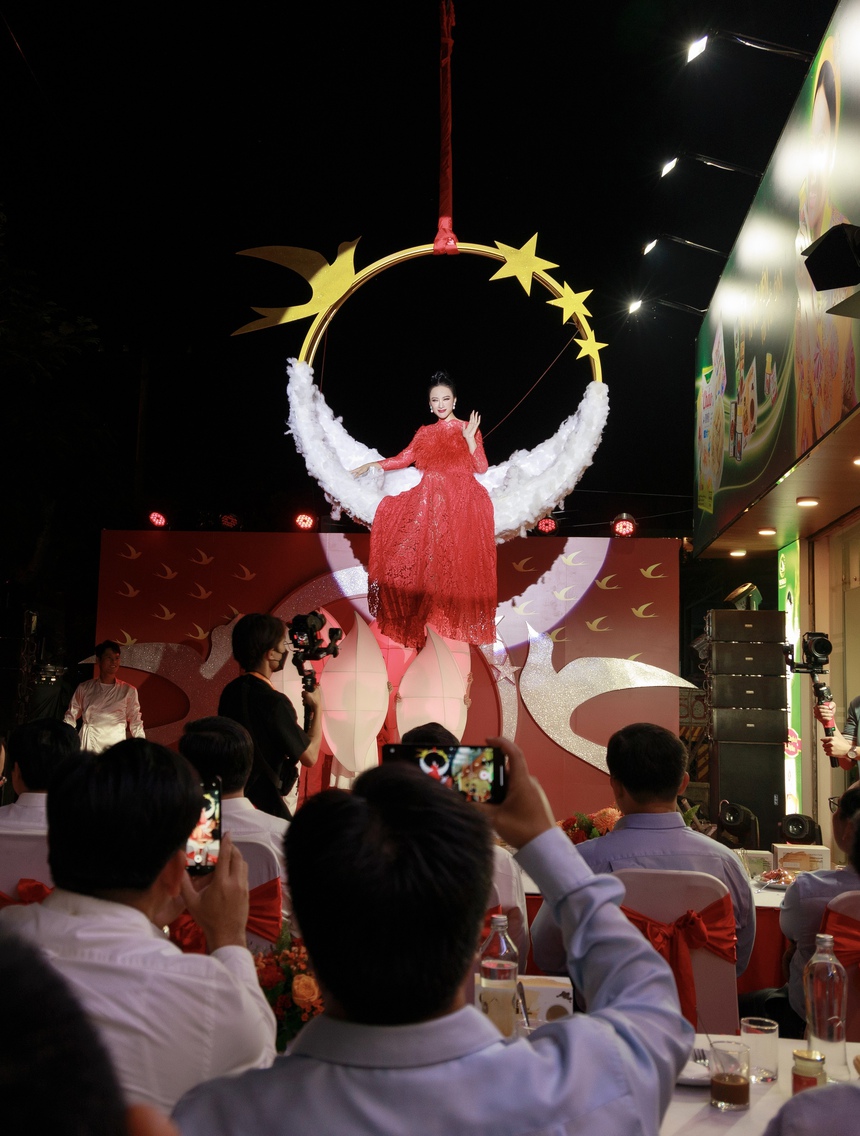 Angela Phương Trinh lần đầu xuất hiện cùng con gái nuôi, gây thót tim với màn đu cần cẩu xuống thảm đỏ - Ảnh 2. Angela Phương Trinh lần đầu xuất hiện cùng con gái nuôi, gây thót tim với màn đu cần cẩu xuống thảm đỏ - Ảnh 2.