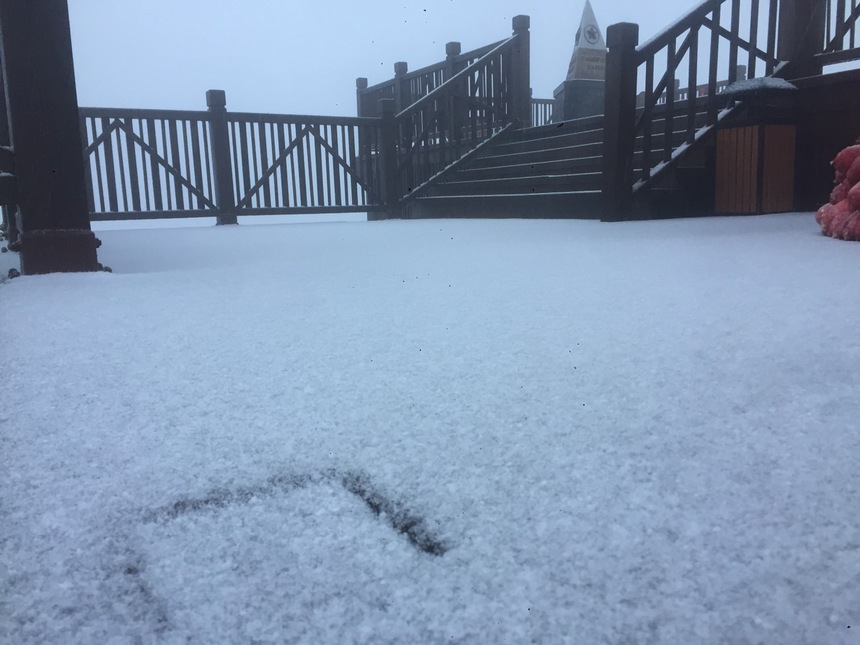 Xuất hiện tuyết rơi phủ trắng đỉnh Fansipan, khung cảnh đẹp huyền ảo như giữa trời Âu - Ảnh 5. Xuất hiện tuyết rơi phủ trắng đỉnh Fansipan, khung cảnh đẹp huyền ảo như giữa trời Âu - Ảnh 5.