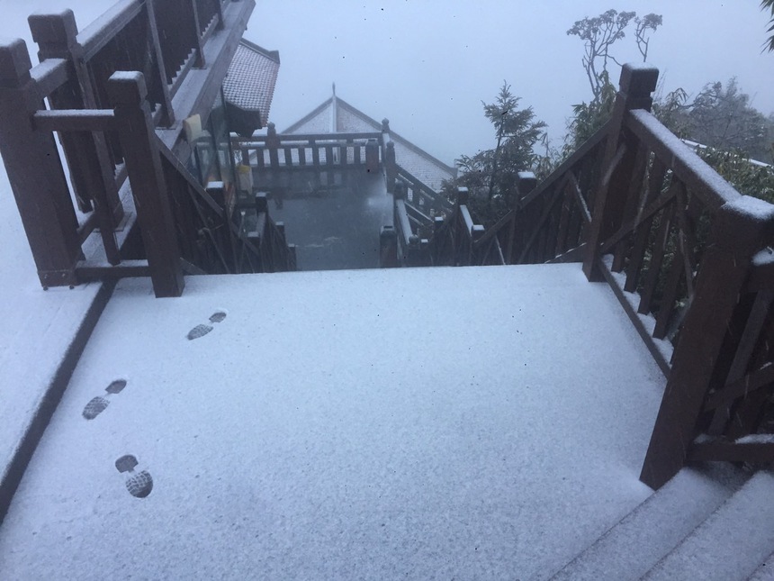 Xuất hiện tuyết rơi phủ trắng đỉnh Fansipan, khung cảnh đẹp huyền ảo như giữa trời Âu - Ảnh 7. Xuất hiện tuyết rơi phủ trắng đỉnh Fansipan, khung cảnh đẹp huyền ảo như giữa trời Âu - Ảnh 7.