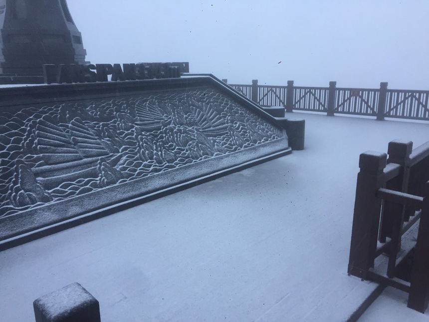 Xuất hiện tuyết rơi phủ trắng đỉnh Fansipan, khung cảnh đẹp huyền ảo như giữa trời Âu - Ảnh 11. Xuất hiện tuyết rơi phủ trắng đỉnh Fansipan, khung cảnh đẹp huyền ảo như giữa trời Âu - Ảnh 11.