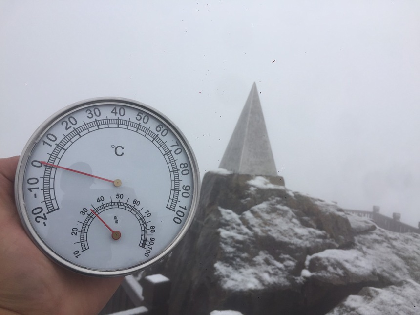 Xuất hiện tuyết rơi phủ trắng đỉnh Fansipan, khung cảnh đẹp huyền ảo như giữa trời Âu - Ảnh 2. Xuất hiện tuyết rơi phủ trắng đỉnh Fansipan, khung cảnh đẹp huyền ảo như giữa trời Âu - Ảnh 2.