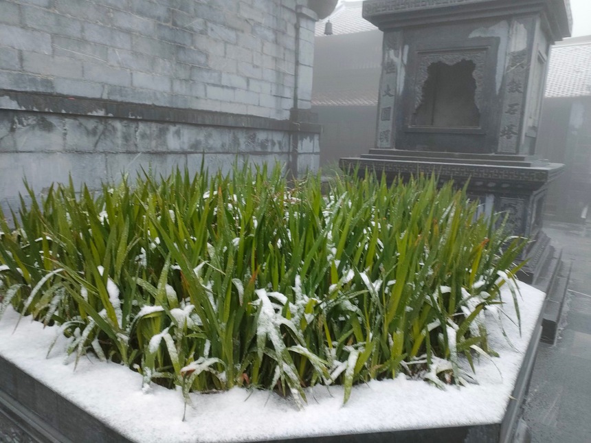 Xuất hiện tuyết rơi phủ trắng đỉnh Fansipan, khung cảnh đẹp huyền ảo như giữa trời Âu - Ảnh 15. Xuất hiện tuyết rơi phủ trắng đỉnh Fansipan, khung cảnh đẹp huyền ảo như giữa trời Âu - Ảnh 15.