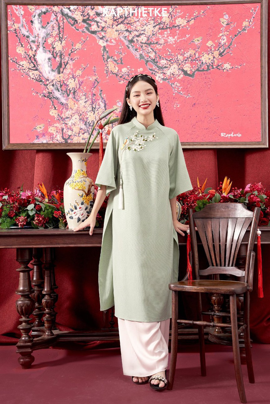 Các mẫu áo dài lên ngôi dịp Tết Nguyên đán 2023 - Ảnh 3. Các mẫu áo dài lên ngôi dịp Tết Nguyên đán 2023 - Ảnh 3.