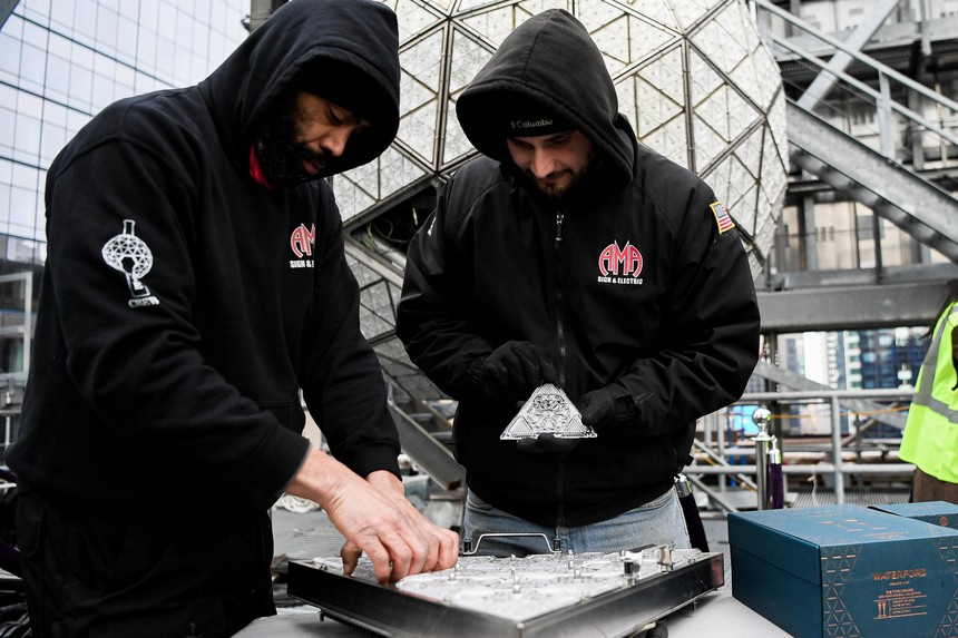 Mỹ: Quả cầu ánh sáng được gắn 'Món quà yêu thương' chuẩn bị đón Giao thừa - Ảnh 1.