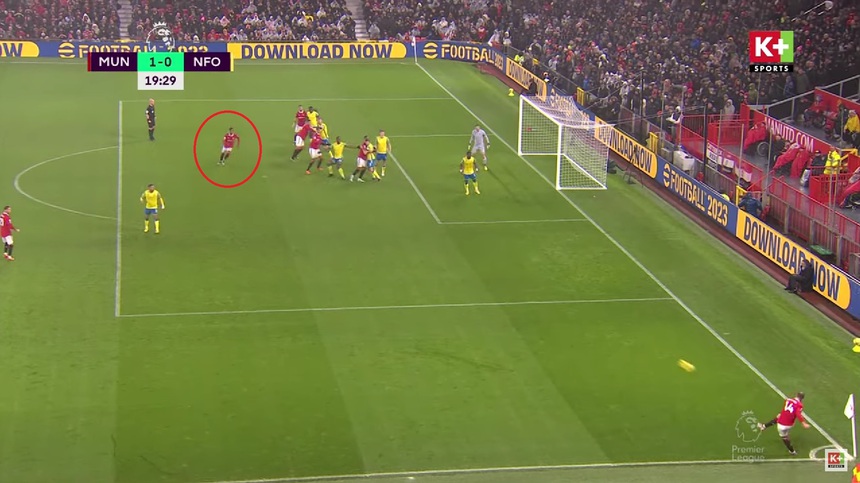 Cận cảnh pha phối hợp phạt góc thành bàn cực bất ngờ của MU - Ảnh 4.