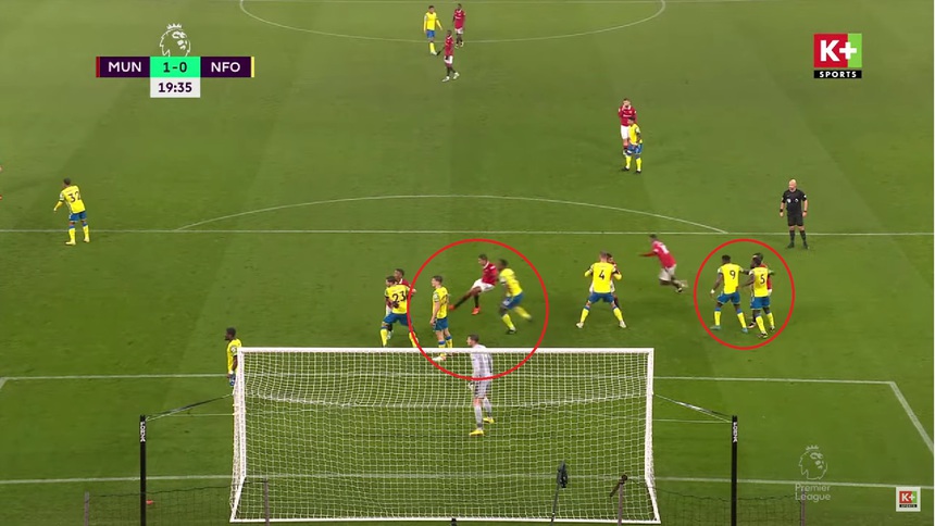 Cận cảnh pha phối hợp phạt góc thành bàn cực bất ngờ của MU - Ảnh 3.