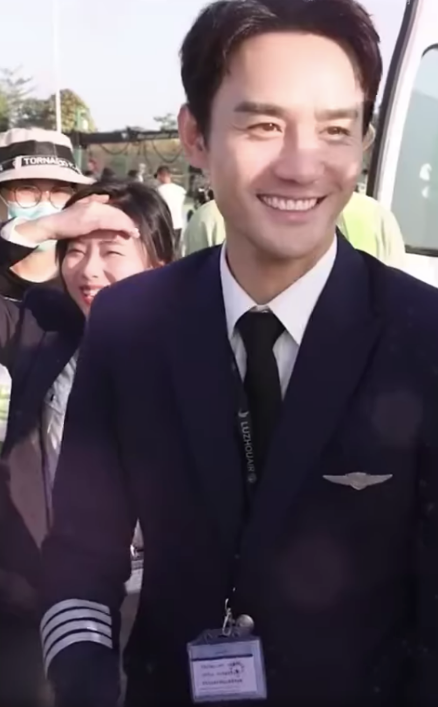 'Hướng gió mà đi' lên sóng: Cảnh bồng bế công chúa của Vương Khải - Đàm Tùng Vận gây sốt  - Ảnh 4.