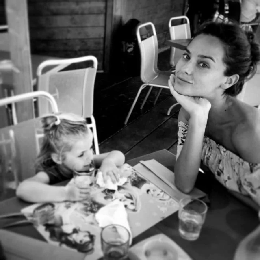 Phản ứng của dân tình khi dấy lên tin bạn gái của Song Joong Ki đã có con cách đây 10 năm - Ảnh 7.