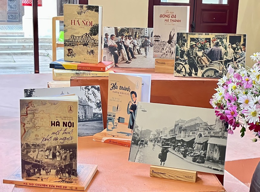 Ra mắt tủ sách Hà Nội phố và người: Yêu Hà Nội theo cách riêng - Ảnh 1. Ra mắt tủ sách Hà Nội phố và người: Yêu Hà Nội theo cách riêng - Ảnh 1.