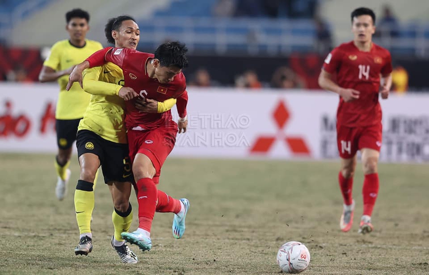 Văn Hậu chơi xấu cầu thủ Malaysia. Ảnh: Hoàng Linh Văn Hậu chơi xấu cầu thủ Malaysia. Ảnh: Hoàng Linh