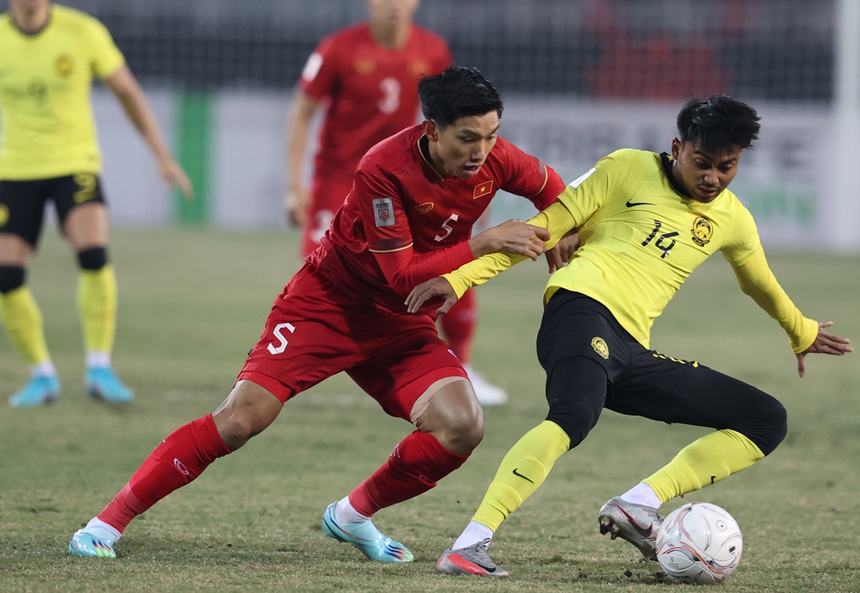 Bóng lăn trên bàn phím: Văn Hậu bị trách vì thói tiểu xảo như Theerathon - Ảnh 1.