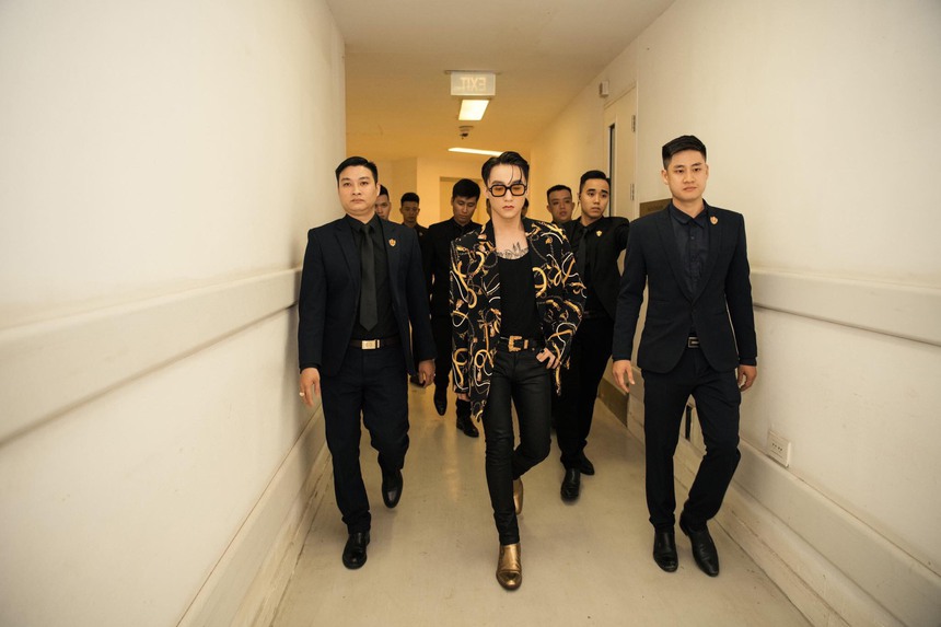 Khi vệ sĩ tháp tùng ca sĩ Việt: Binz - Sơn Tùng gây tranh cãi, Mỹ Tâm - Noo Phước Thịnh lại xứng đáng điểm 10!  - Ảnh 3.