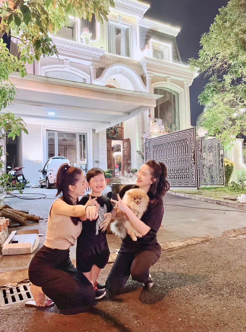 Cơ ngơi nhà chồng Bảo Thy: Biệt thự 2 mặt tiền, đến mùa lễ hội là gây choáng bởi 1 điều - Ảnh 10. Cơ ngơi nhà chồng Bảo Thy: Biệt thự 2 mặt tiền, đến mùa lễ hội là gây choáng bởi 1 điều - Ảnh 10.