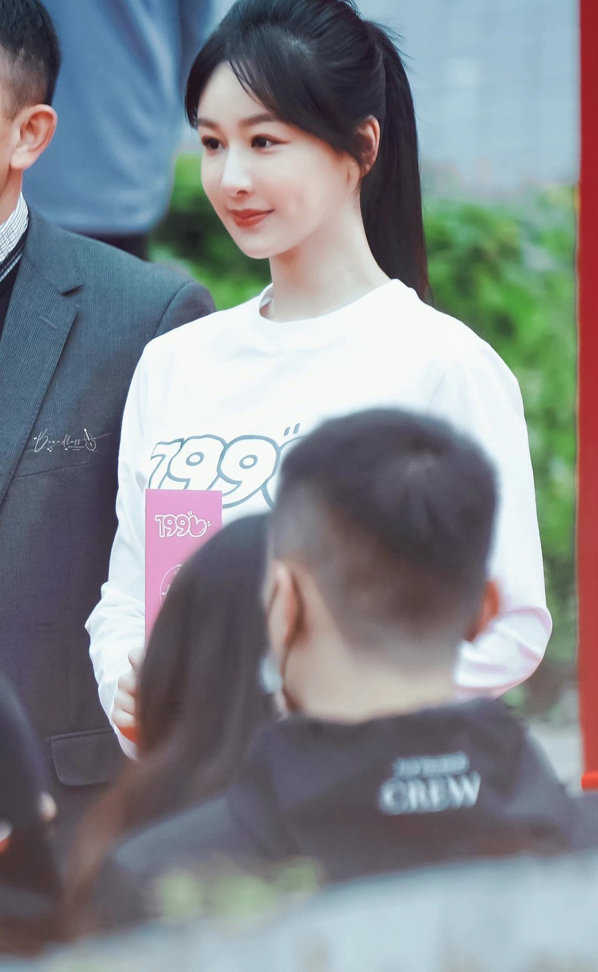 Nhan sắc Dương Tử nay lạ thế này: Như dì cháu khi cặp với em trai Phạm Băng Băng, phải nhờ 100 lớp 'cà ảnh' can thiệp - Ảnh 2. Nhan sắc Dương Tử nay lạ thế này: Như dì cháu khi cặp với em trai Phạm Băng Băng, phải nhờ 100 lớp 'cà ảnh' can thiệp - Ảnh 2.