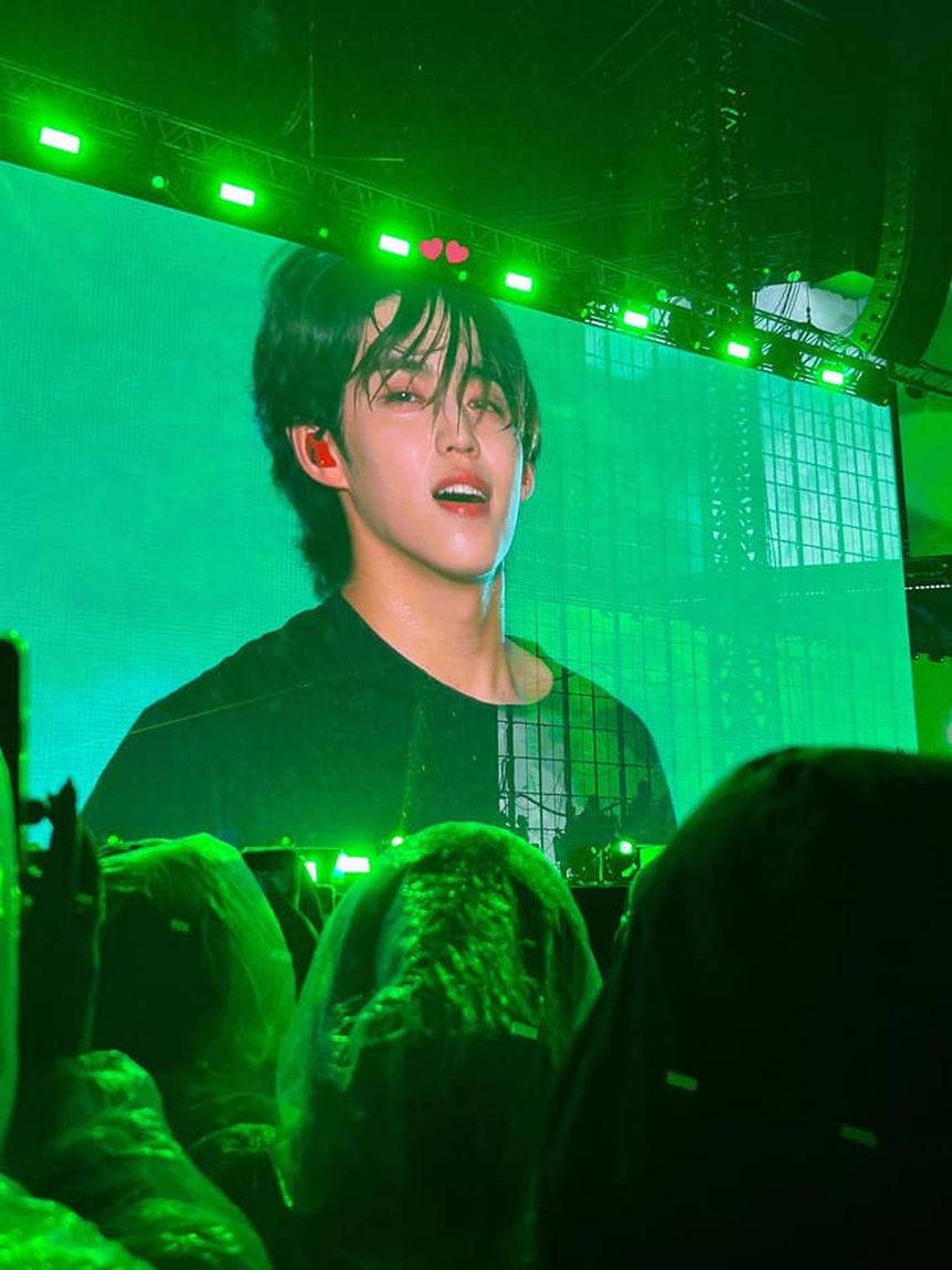 Nhóm nam nhảy đều nhất Kpop biểu diễn liên tục 3 tiếng dưới cơn mưa rào nặng hạt, được khen quá chuyên nghiệp! - Ảnh 5.