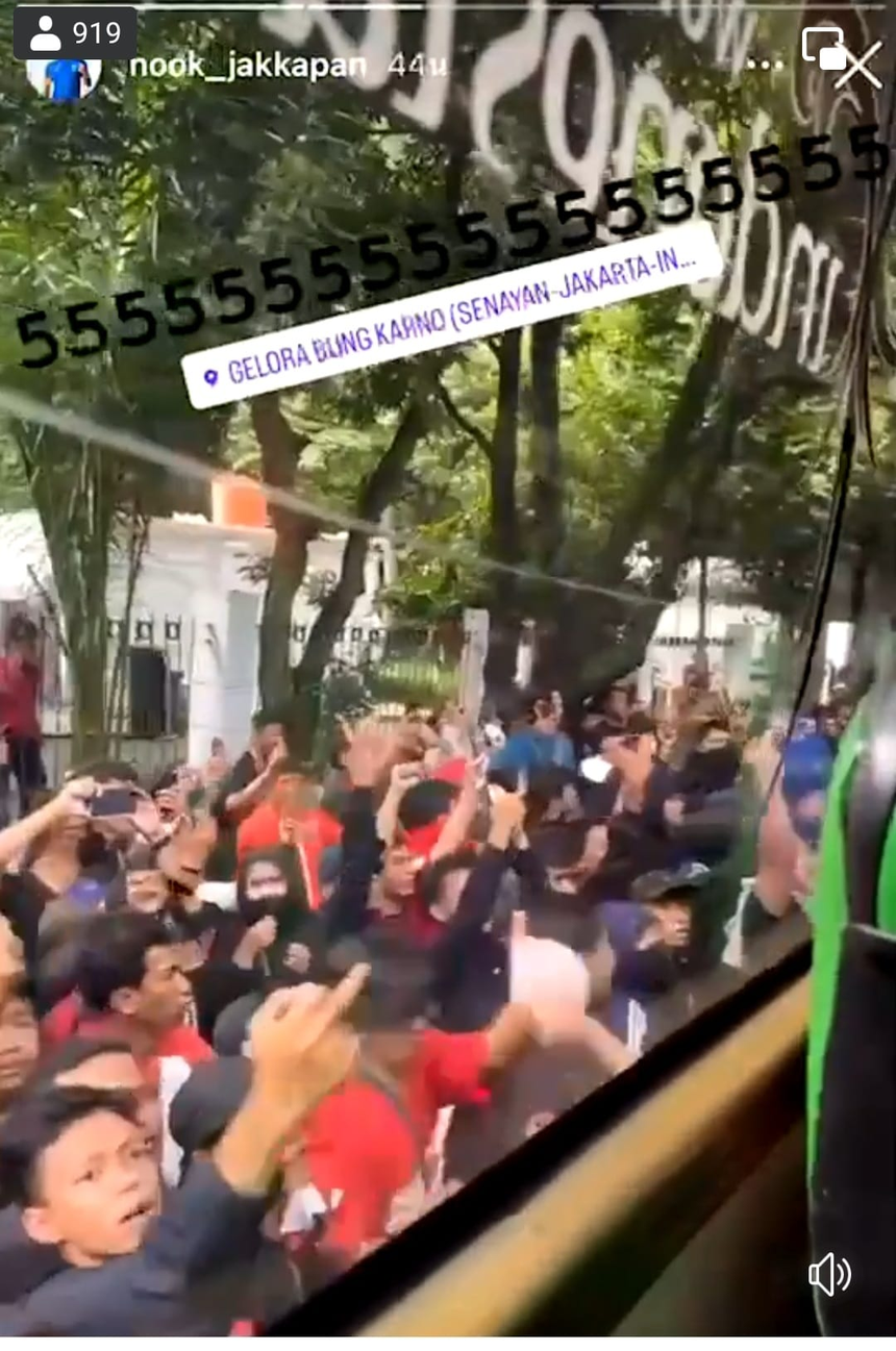 CĐV Indonesia tấn công xe buýt của ĐT Thái Lan - Ảnh 4.