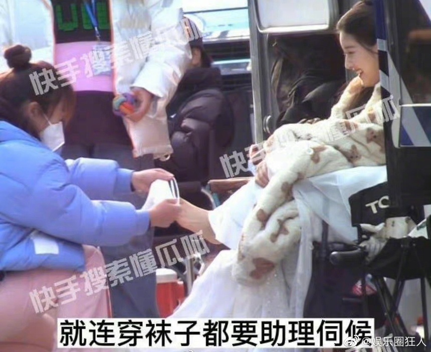 Để trợ lý quỳ xuống cởi giày, Triệu Lộ Tư bị tố mắc 'bệnh ngôi sao' - Ảnh 2.