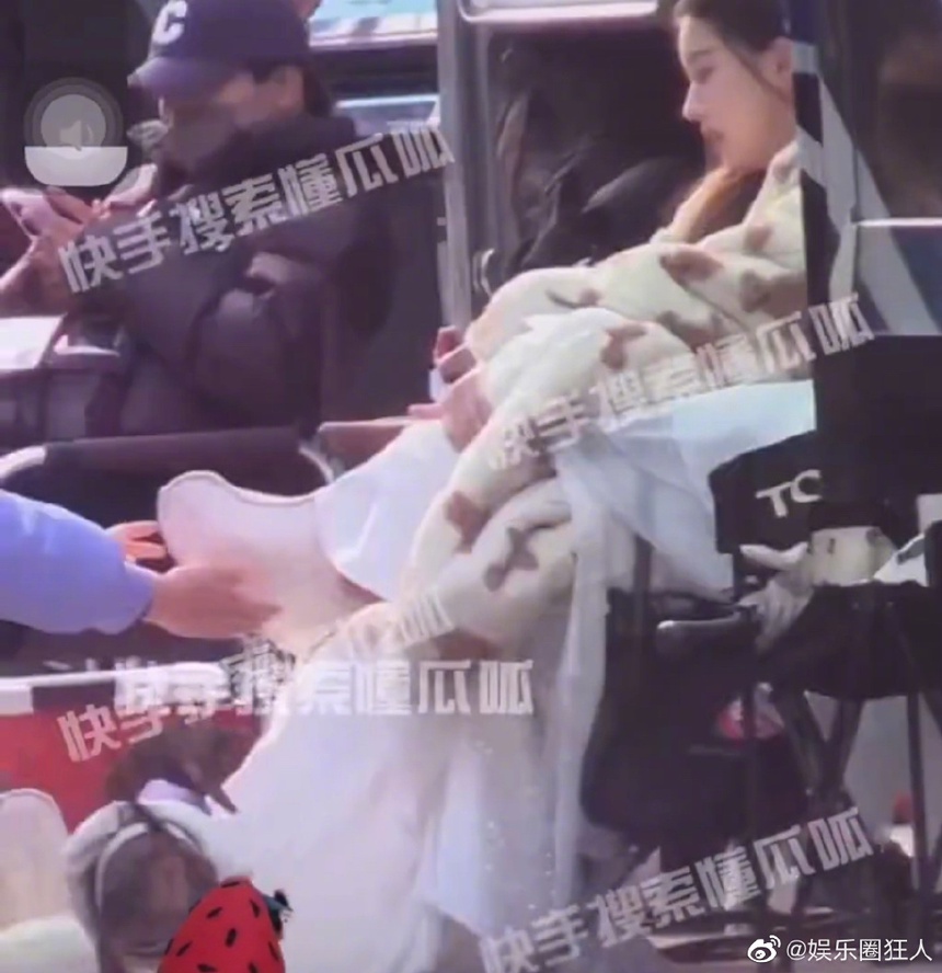 Để trợ lý quỳ xuống cởi giày, Triệu Lộ Tư bị tố mắc 'bệnh ngôi sao' - Ảnh 3.