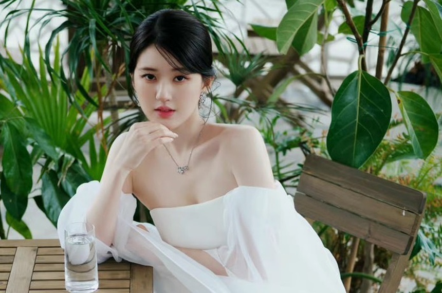 Để trợ lý quỳ xuống cởi giày, Triệu Lộ Tư bị tố mắc 'bệnh ngôi sao' - Ảnh 1.