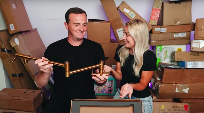 Cặp vợ chồng kiếm bộn tiền từ "hàng bị bom": Thu mua đồ người khác không cần để thu lãi hàng trăm triệu đồng - Ảnh 3.