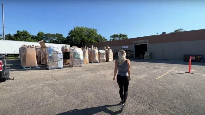 Cặp vợ chồng kiếm bộn tiền từ "hàng bị bom": Thu mua đồ người khác không cần để thu lãi hàng trăm triệu đồng - Ảnh 2.