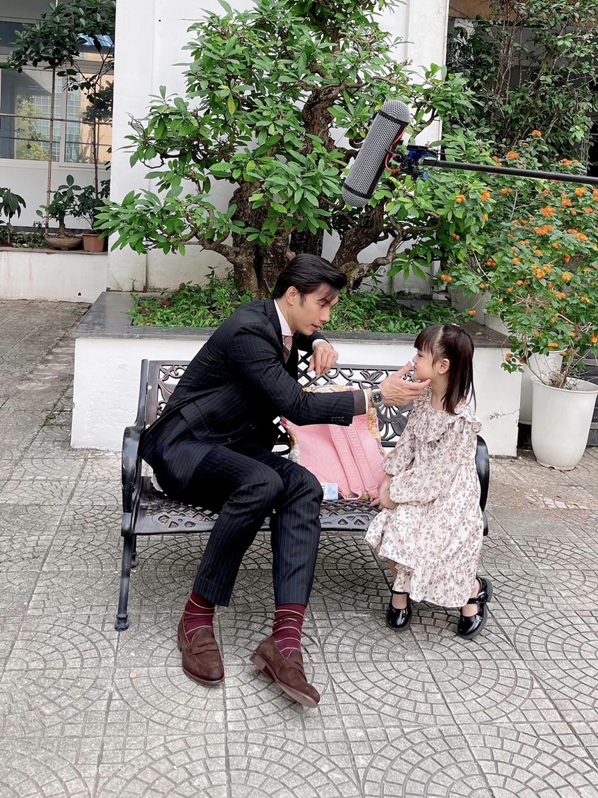 Đừng làm mẹ cáu: Loạt ảnh hậu trường "nóng hổi" cực đáng yêu của bé Happi - Ảnh 8.