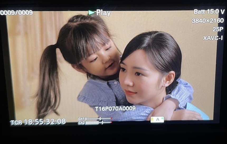 Đừng làm mẹ cáu: Loạt ảnh hậu trường "nóng hổi" cực đáng yêu của bé Happi - Ảnh 2.