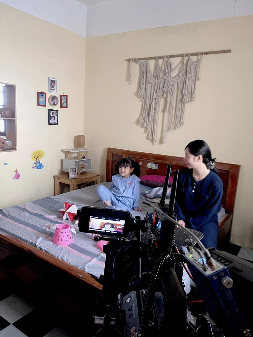 Đừng làm mẹ cáu: Loạt ảnh hậu trường "nóng hổi" cực đáng yêu của bé Happi - Ảnh 4.