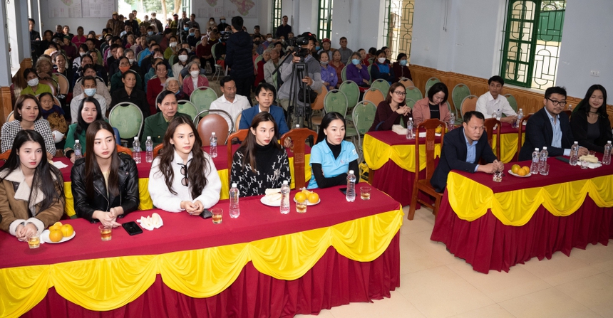 Dàn hậu được fan vây kín khi làm từ thiện tại Hà Tĩnh - Ảnh 2.