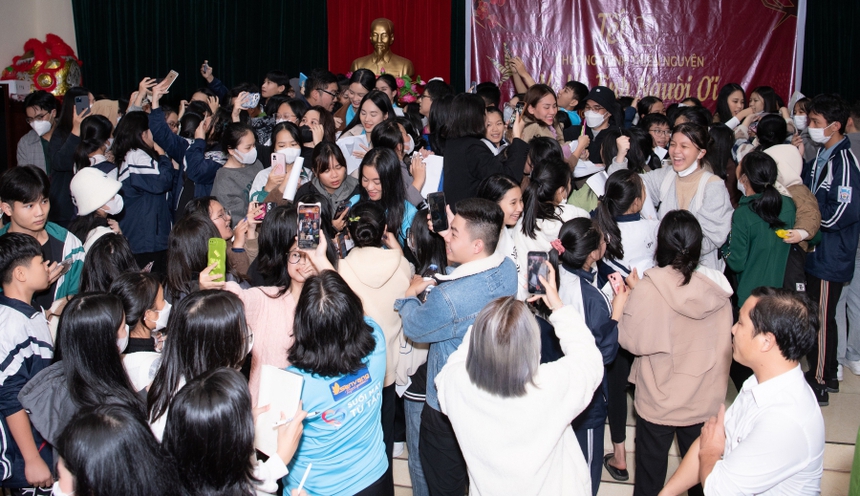 Dàn hậu được fan vây kín khi làm từ thiện tại Hà Tĩnh - Ảnh 1.