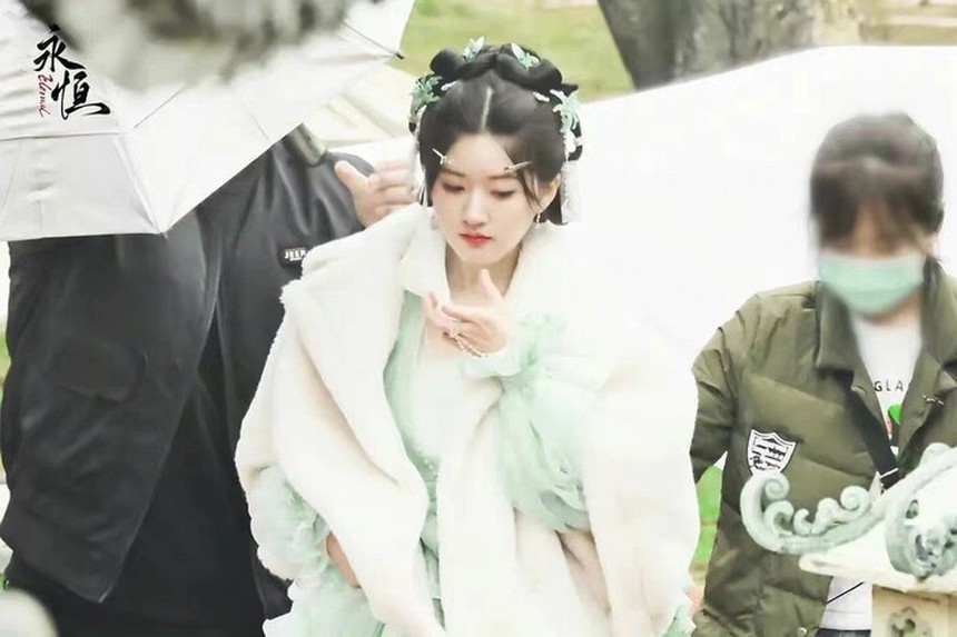 Để trợ lý quỳ xuống cởi giày, Triệu Lộ Tư bị tố mắc 'bệnh ngôi sao' - Ảnh 7.