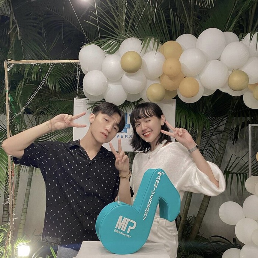 Sơn Tùng và Hải Tú xuất hiện chung khung hình, năm ngoái lộ nhẫn đôi năm nay đã có thái độ khác hẳn - Ảnh 6.