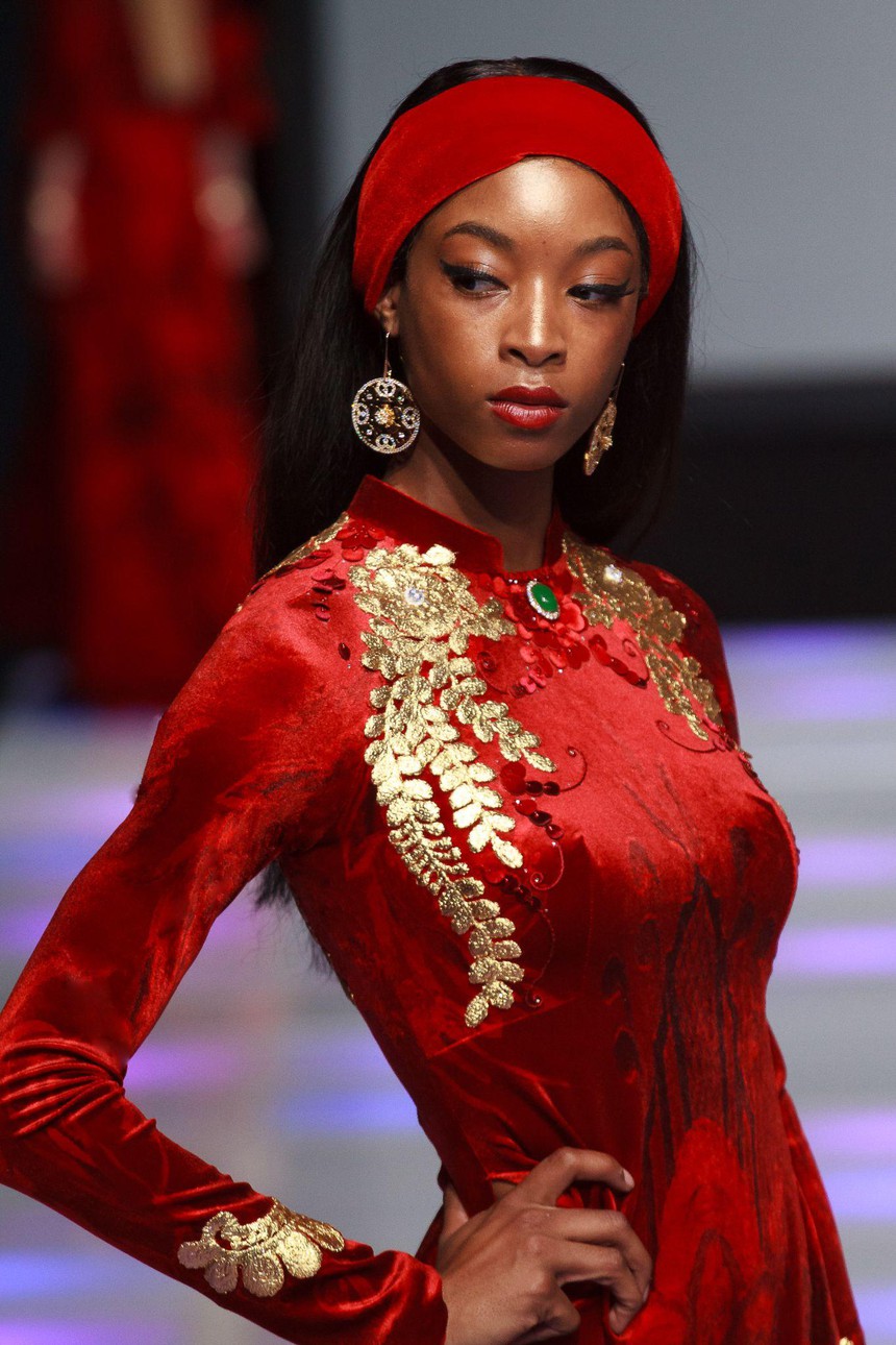 NTK Đỗ Trịnh Hoài Nam chọn mẫu da màu trong chiến dịch quảng bá Áo dài Dát vàng tại Mỹ - Ảnh 4. NTK Đỗ Trịnh Hoài Nam chọn mẫu da màu trong chiến dịch quảng bá Áo dài Dát vàng tại Mỹ - Ảnh 4.