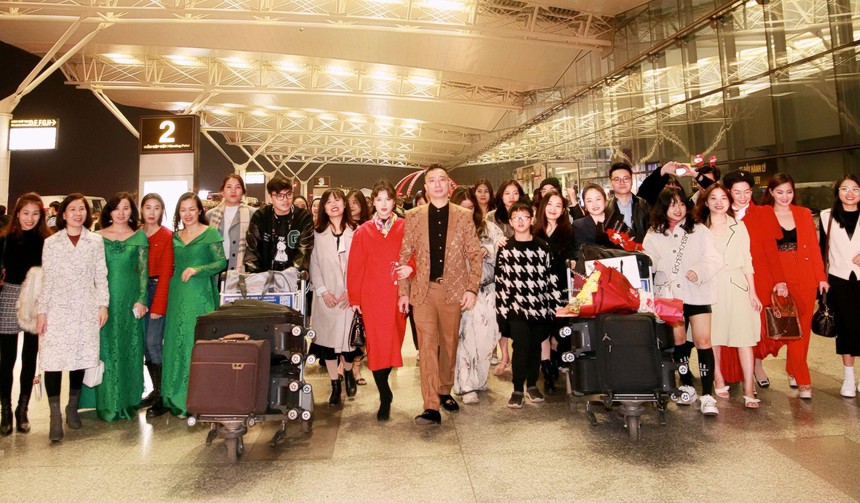 NTK Đỗ Trịnh Hoài Nam chọn mẫu da màu trong chiến dịch quảng bá Áo dài Dát vàng tại Mỹ - Ảnh 6. NTK Đỗ Trịnh Hoài Nam chọn mẫu da màu trong chiến dịch quảng bá Áo dài Dát vàng tại Mỹ - Ảnh 6.