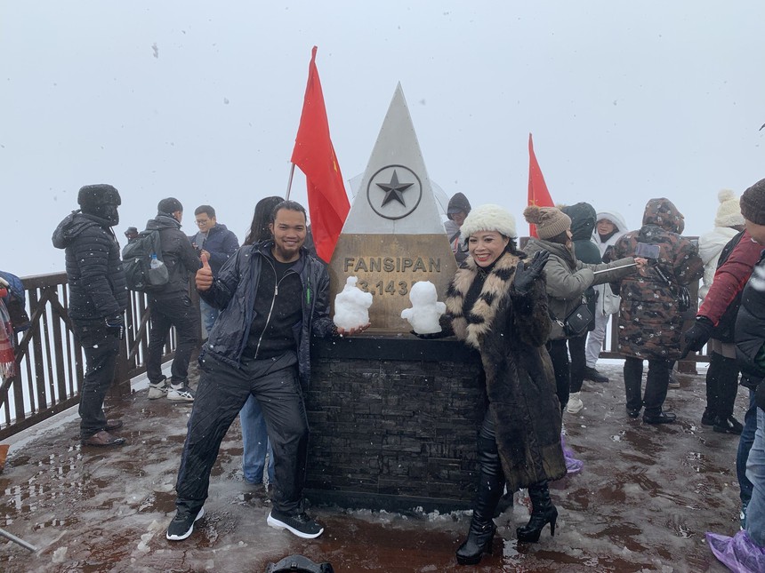 Mưa tuyết thu hút nhiều du khách đến với Khu Du lịch Quốc gia Sa Pa - Ảnh 5. Mưa tuyết thu hút nhiều du khách đến với Khu Du lịch Quốc gia Sa Pa - Ảnh 5.