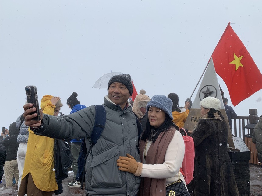 Mưa tuyết thu hút nhiều du khách đến với Khu Du lịch Quốc gia Sa Pa - Ảnh 2. Mưa tuyết thu hút nhiều du khách đến với Khu Du lịch Quốc gia Sa Pa - Ảnh 2.